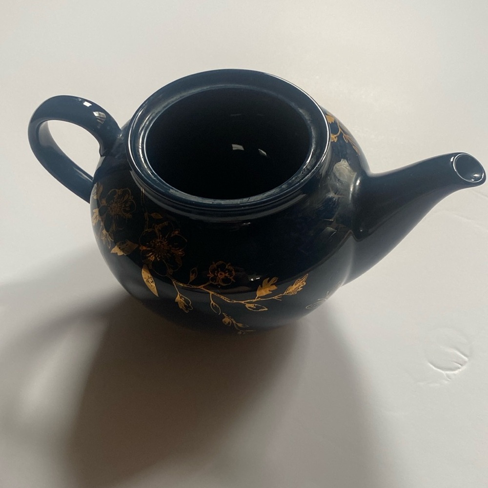 Used Lenox Sprig & Vine Teapot. Without‎ lid.